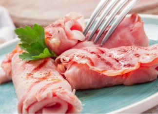 Involtini di prosciutto cotto con aggiunta di formaggio caprino