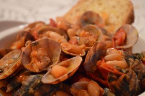 Zuppa di vongole con aggiunta di fagioli