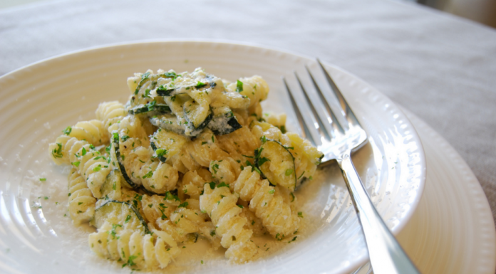 Pasta con fiori di zucca: la ricetta dei fusilli gratinati con zucchine