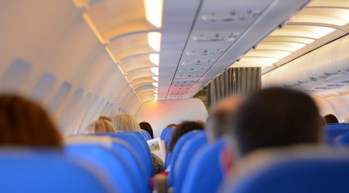 Viaggiare con neonati in aereo: Super Guida per Super Mamme