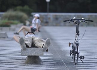 Dormire in pubblico: il pisolino occidentale a confronto con l’inemuri giapponese
