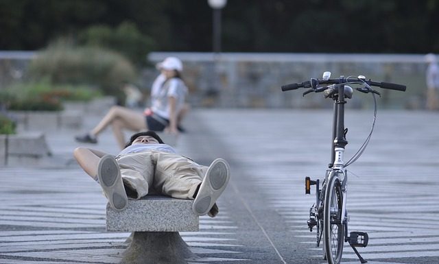 Dormire in pubblico: il pisolino occidentale a confronto con l’inemuri giapponese