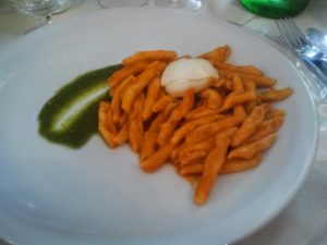Pasta al pomodoro, pesto e mozzarella di bufala