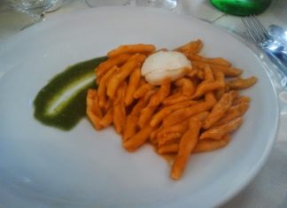 Pasta al pomodoro, pesto e mozzarella di bufala