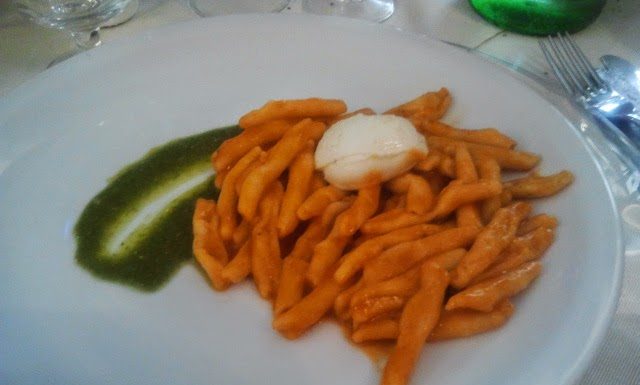 Pasta al pomodoro, pesto e mozzarella di bufala