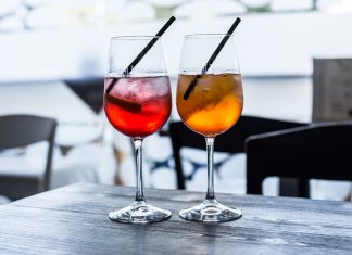 Galateo dell’aperitivo: le regole da seguire per un cocktail con amici di successo