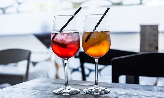 Galateo dell’aperitivo: le regole da seguire per un cocktail con amici di successo