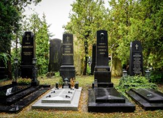 Come vestirsi ad un funerale: le regole del bon ton