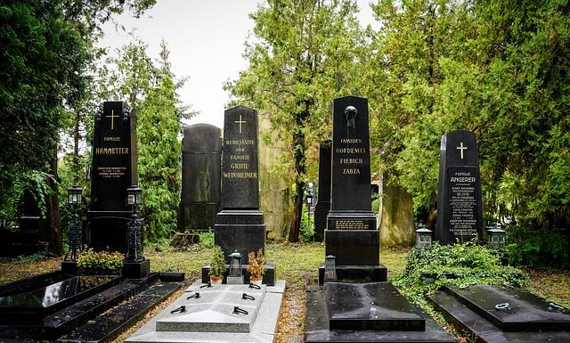 Come vestirsi ad un funerale: le regole del bon ton
