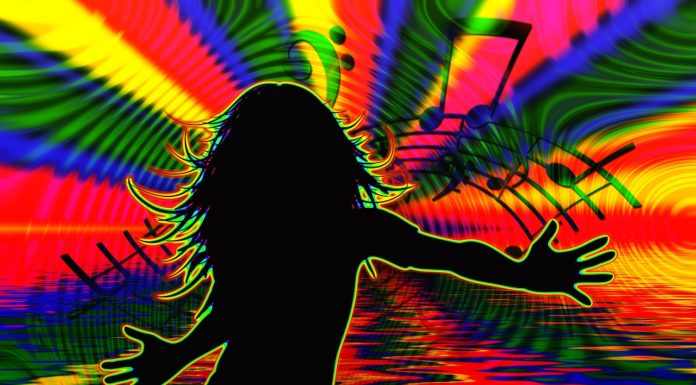 Come vestirsi per una serata in discoteca: gli outfit consigliati per ogni occasione