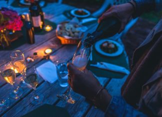 Le regole di bon ton per una cena estiva di successo