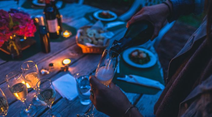 Le regole di bon ton per una cena estiva di successo