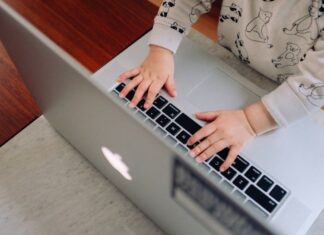 Figli al lavoro: sì o no? I pro, i contro e i consigli da seguire Figli al lavoro