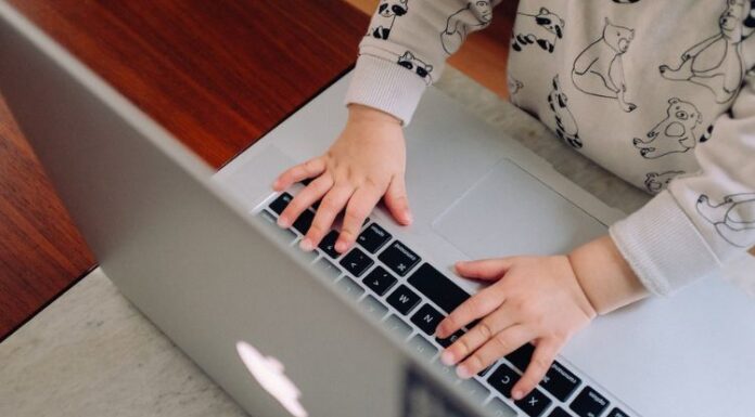 Figli al lavoro: sì o no? I pro, i contro e i consigli da seguire Figli al lavoro