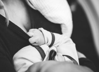 Allattare in pubblico è un diritto di tutte le donne Allattare in pubblico