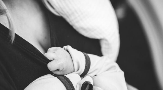 Allattare in pubblico è un diritto di tutte le donne Allattare in pubblico