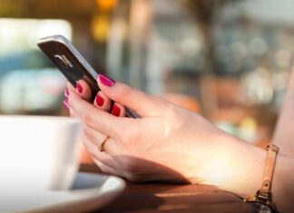 Donne poco concentrate al lavoro? Tutta colpa del telefonino Donne poco concentrate al lavoro