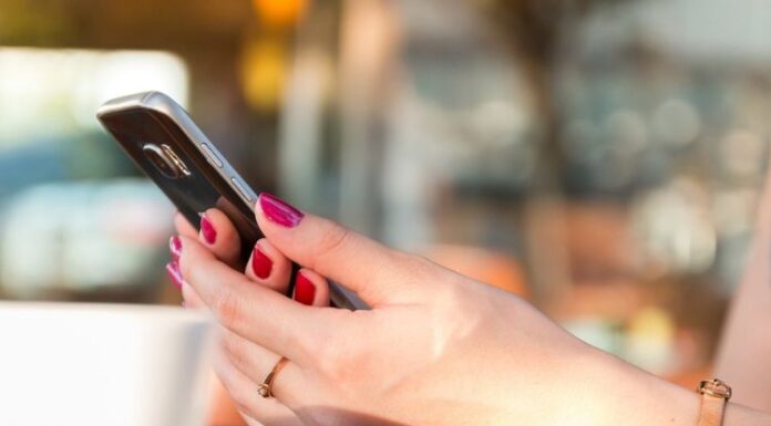Donne poco concentrate al lavoro? Tutta colpa del telefonino Donne poco concentrate al lavoro