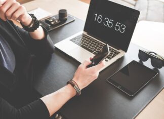 Cos’è il phubbing, la malsana abitudine che rovina i rapporti sul lavoro e personali cos'è il phubbing
