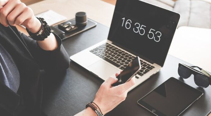 Cos’è il phubbing, la malsana abitudine che rovina i rapporti sul lavoro e personali cos'è il phubbing