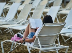 Letture sotto l’ombrellone: 5 libri che ogni donna in carriera dovrebbe leggere quest’estate