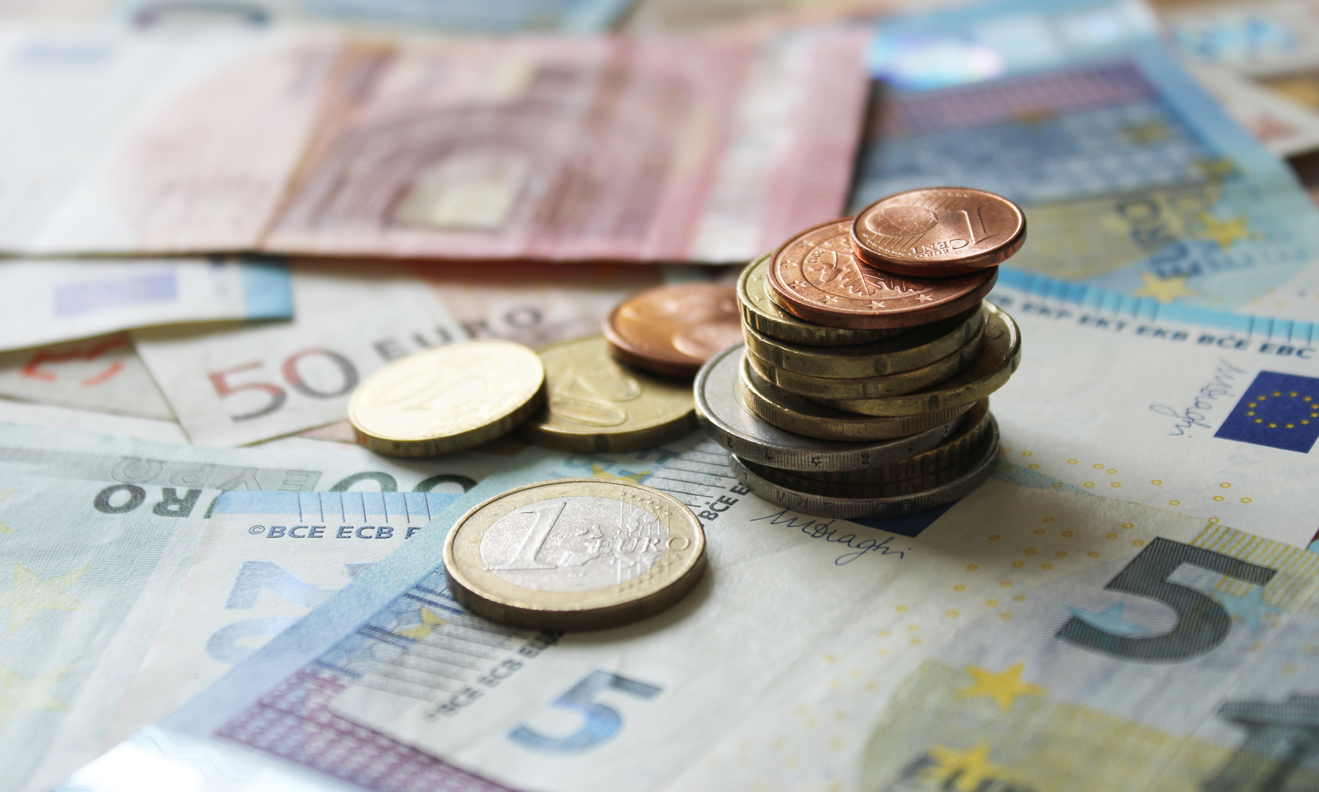 Bonus mamme, 60 euro al mese anche per chi lavora in negozio: a chi spetta e perché non arriva da solo